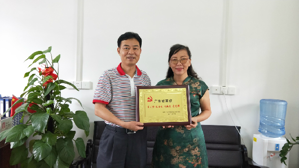 林宇为黑丝
法学系教工党支部授牌.JPG